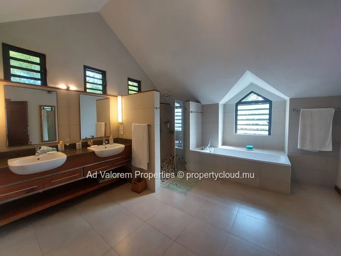 Maison à louer à Providence-sur-Mer – Vue mer & cadre côtier exclusif