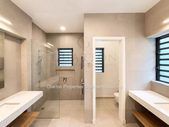 New 3-bedroom apartment with en-suite bathrooms and mountain views