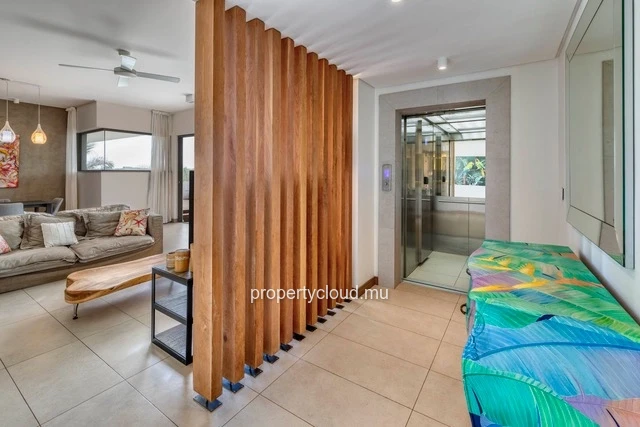 A vendre penthouse de 3 chambres en suite accessible aux étrangers à Mont Choisy.