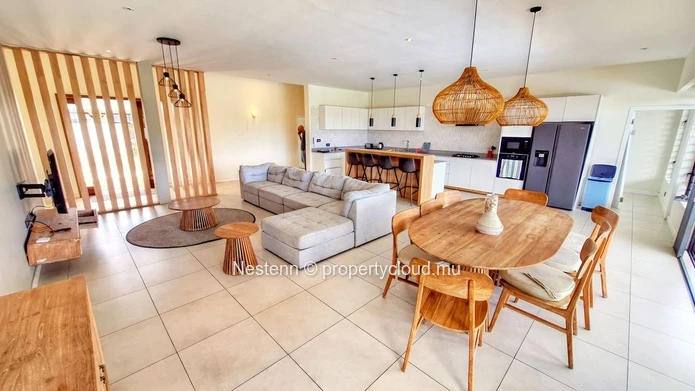 Villa familiale moderne de 4 chambres dans un beau jardin