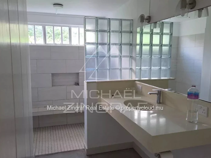 Family Home with Swimming Pool in Pointe aux Canonniers