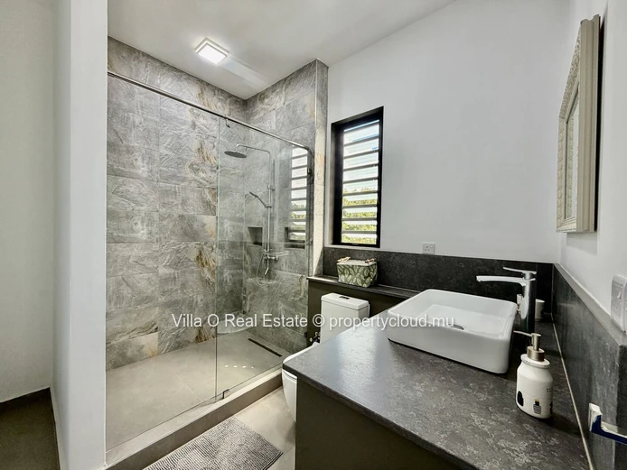 In a private neighborhood, close to the sea, this villa with modern architecture is bright and spacious. It offers in...
