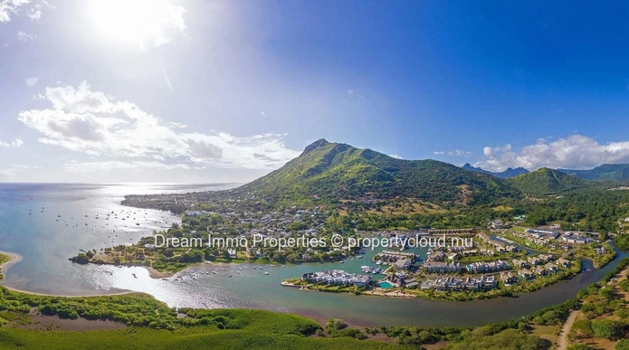 Duplex 3 Chambres Avec Ponton Privatif Dans Une Marina D’Exception À Rivière Noire - Île Maurice