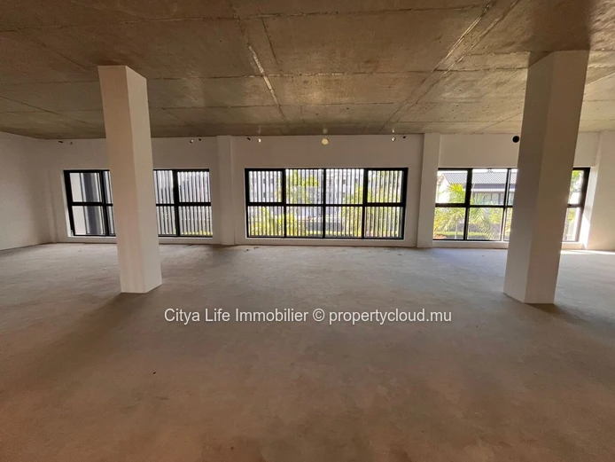 Bureau non meublé de 136 m² à louer – The Strand, Beau Plan