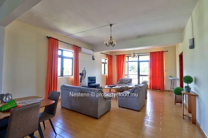 Appartement moderne de 3 chambres récemment rénové avec vue sur la montagne.