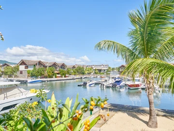 Modern 3-Bedroom Apartment on the Marina with a Private Jacuzzi and Boat Mooring Access