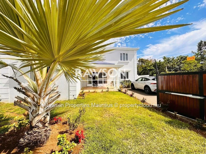 À Louer : Spacieuse Villa Familiale À Calodyne | 4 Chambres | Entretien De La Piscine Et Du Jardin Inclus