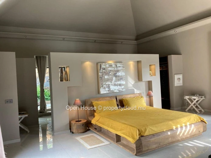 Villa de grand standing d'architecte, 5 chambres, 2 Masters, 4 SDB, piscine 20m, double garage.