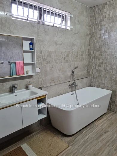 Superbe villa de 4 chambres a grand baie, jardin et piscine, prox super u