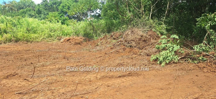 Compact Residential Plot for Sale in Plaines de L’Hermitage – Ideal for Modern Living