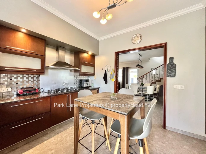 Maison familiale en résidence sécurisée à vendre à Ebène