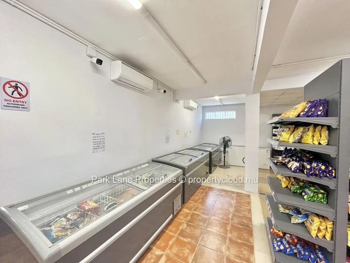 Bâtiment commercial de 287 m² 2 minutes de la plage à vendre à Riambel