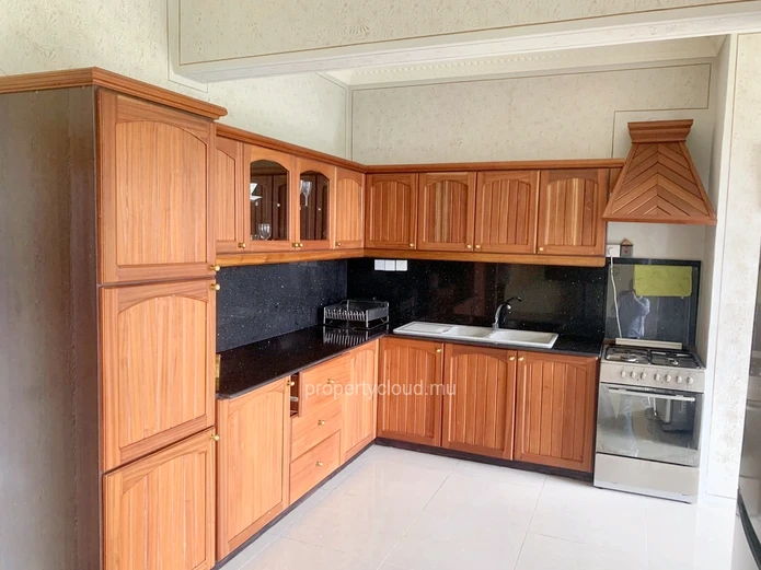 Curepipe à vendre charmant appartement 3 chambres situé au huitièmes étages avec ascenseur situé dans une résidence s...