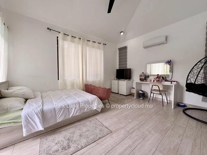 Modern Luxury Villa with Mountain Views and Private Pool in Tamarin
