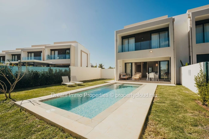 Townhouse raffiné de 3 chambres dans un village exclusif entre mer et golf à Haute Rive – Île Maurice