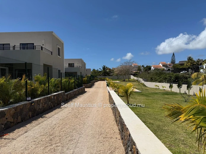 La sérénité côtière vous attend : Votre villa moderne à Calodyne