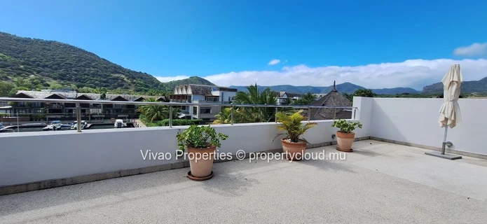 Villa IRS à vendre à Rivière Noire, 5 chambres, piscine privée, vue mer et montagne, proche commodités, amarrage pour...