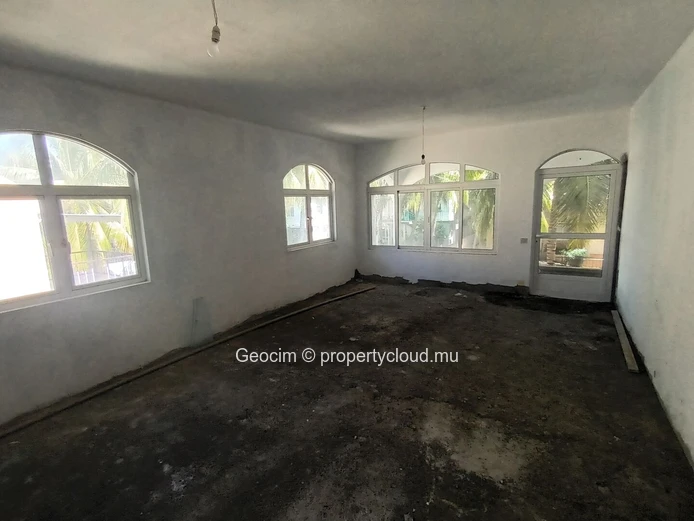Flic en Flac Morc De Chazal à 5 mns de la plage Maison meublée de 6 càc 2 sdb sur 99 toises. Etage à compléter. (Mandat exclusif)