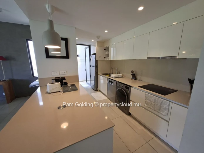 Découvrez ce superbe appartement 2 chambres avec salles de bains ensuite, terrasse avec jardin privé, piscine commune... (Mandat exclusif)