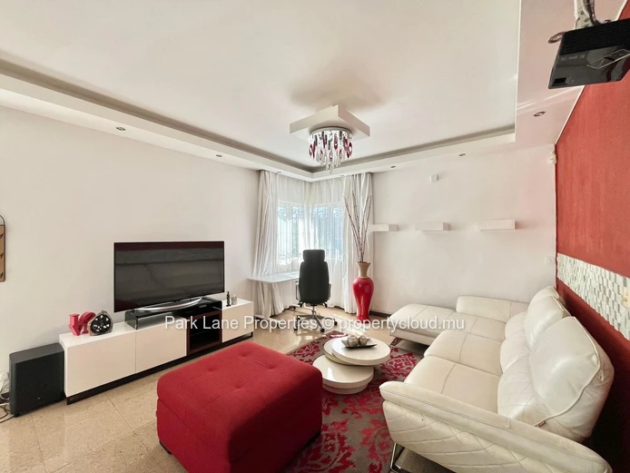 Maison familiale en résidence sécurisée à vendre à Ebène