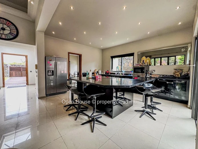 Luxurious architect-designed villa, 5 bedrooms, 2 Master suites, 4 bathrooms, 20m swimming pool, double garage.