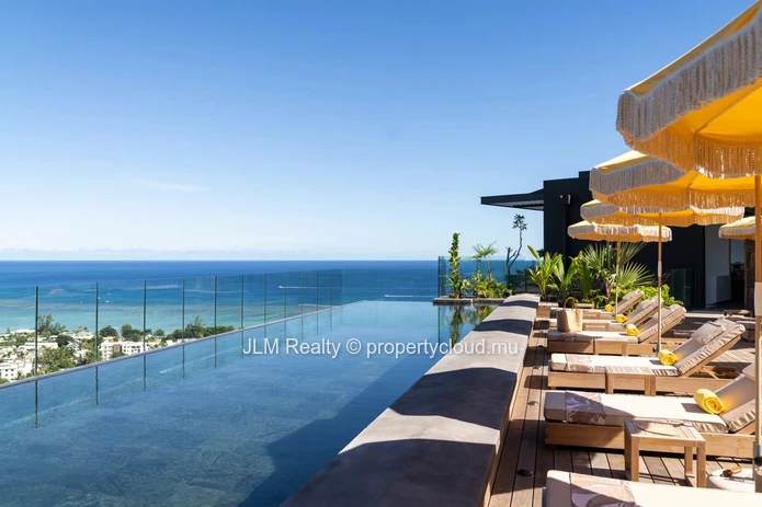 Luxueuse villa avec vue à 180° sur la mer et le Morne à vendre à Rivière Noire, Île Maurice