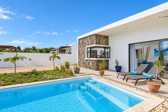 Villa contemporaine avec piscine et charme tropical
