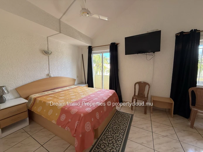 Spacieux triplex meublé de 3 chambres avec jardin privé à Flic en Flac – Ile Maurice