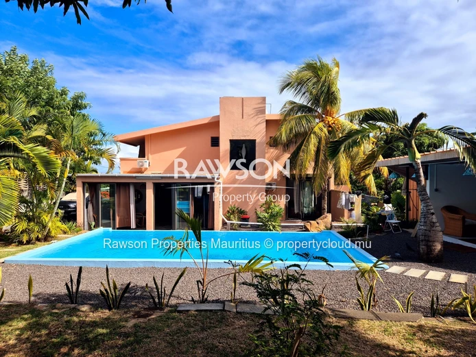 Superbe maison de 4 chambres entièrement rénovée à vendre | Piscine à débordement avec vue imprenable sur la montagne...
