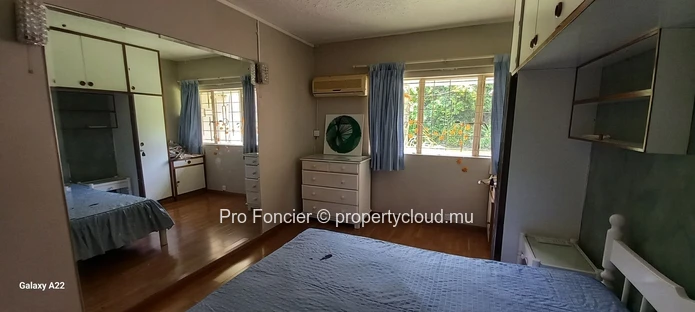 Maison à vendre à Quatre-Bornes - Un bien de plain-pied au cœur d’un vaste jardin arboré