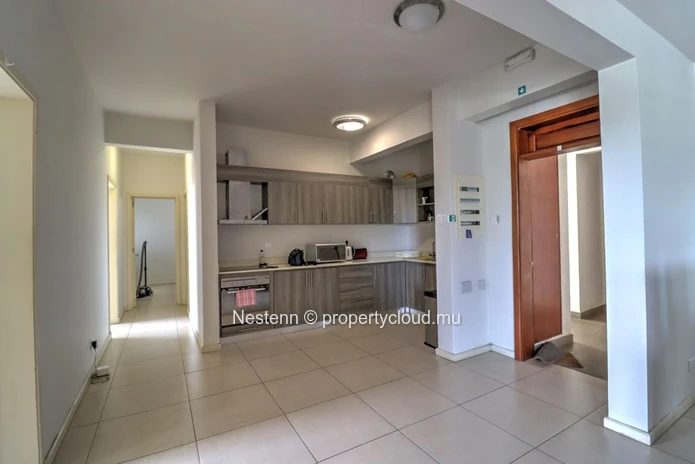 Bel appartement de trois chambres avec terrasse et vue sur la mer