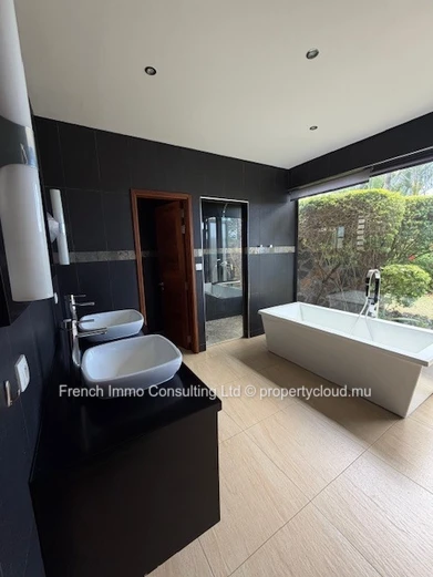 Belle villa de 4 chambres en suites, 300 M2 hab sur 760 M2 de jardin, accessible aux etrangers