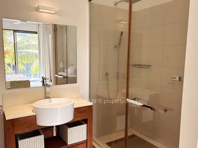 A vendre : Appartement de 3 chambres en suite , pieds dans l'eau qui respire l'art de vivre Mauricien avec ses lagune...