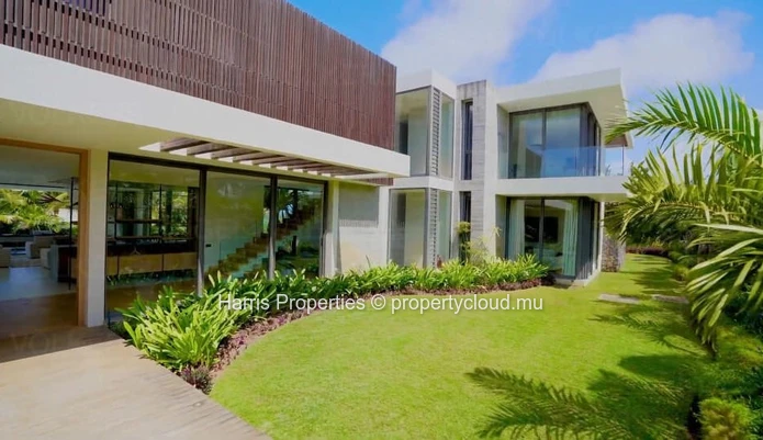 Stunning Luxury Villa for Sale – Golf Course Community, East