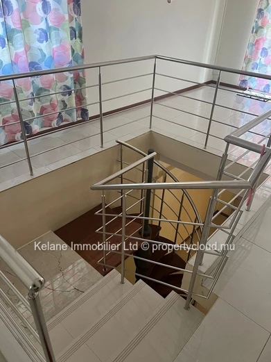 Maison Familiale de 4 Chambres avec Garage et CCTV à Beau Vallon – Rs 4,8M