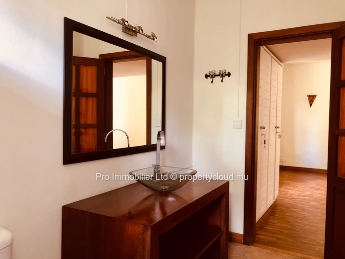 House in the prestigious diplomatic enclave of Avenue King George V, Floréal. FOR RENT