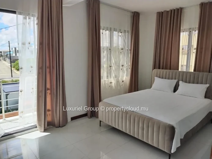 Stunning New Family Villa Double Garage  With Pool For Rent