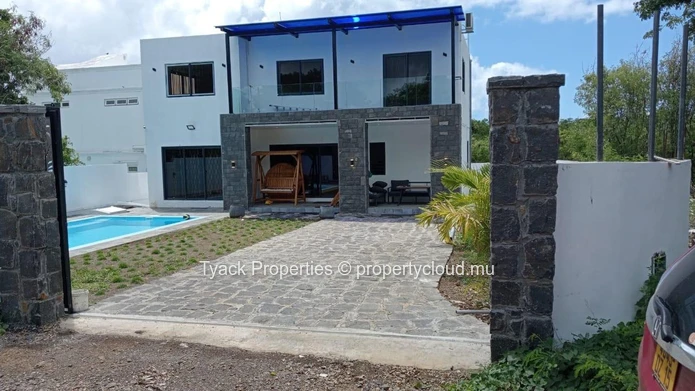 Villa Meublée de 4 Chambres avec Piscine à Vendre à Calodyne