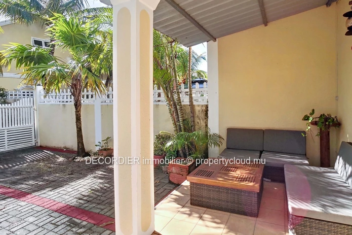 House in a secure residence with private pool