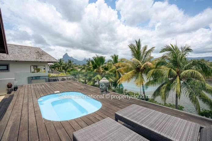 Luxurious Beachfront RES Apartment in Rivière Noire with stunning views and modern amenities. 4 bedrooms, sea access,...