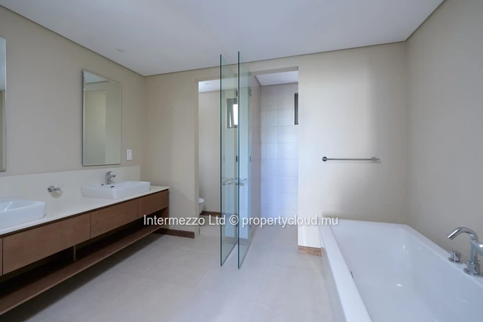 Appartement à Vendre Pointe aux Canonniers – Rooftop Privatif avec Piscine, Vue Mer, Résidence Premium | Accessible É...