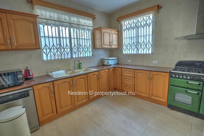 Charming 4-bedroom house in second row 