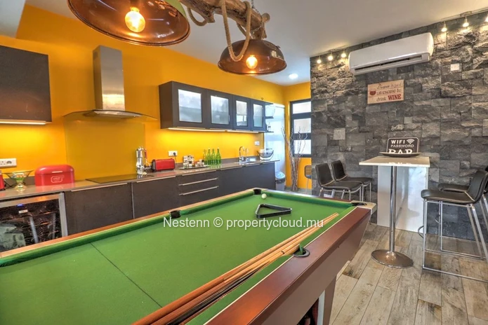 Modern 3-bedroom apartment just steps from the beach 