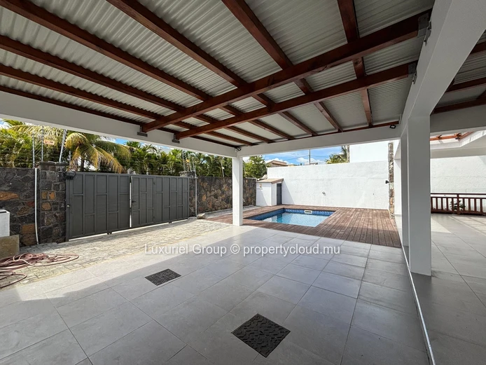 Villa contemporaine de 5 chambres, piscine privée, et espaces de vie généreux