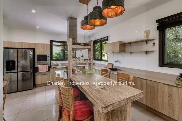 Villa contemporaine de 4 chambres avec piscine privée et double garage à Mont Mascal