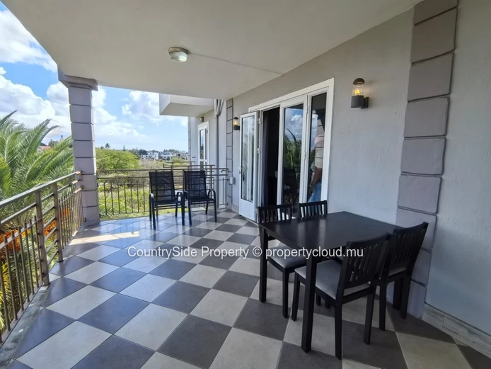 Bright & Spacious 2-Bedroom Apartment Just 5 Minutes from the Beach and Shops