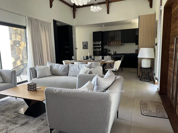 Maison à vendre à Cap Malheureux, Grand Baie, 151m², terrain 325m², 2 chambres, piscine privée, proche commodités. Pr...
