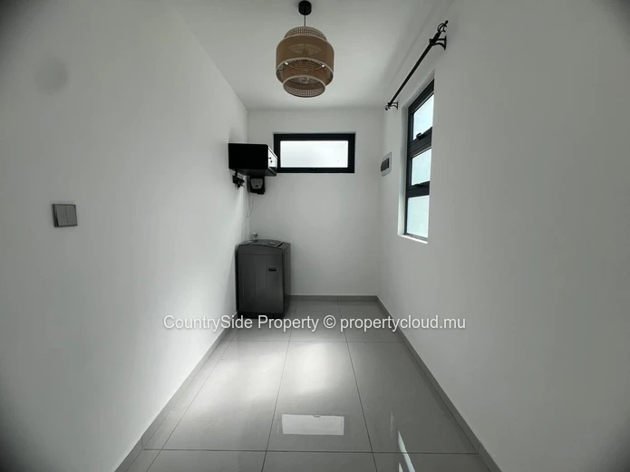 Élégante Villa Neuve et Entièrement Meublée avec Piscine à The Vale