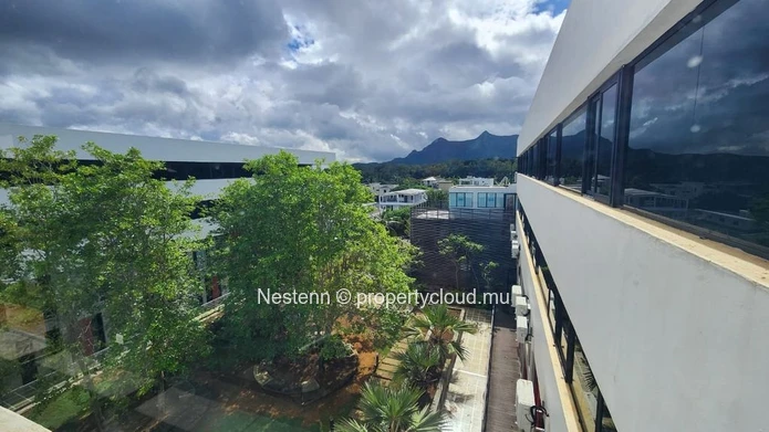 Modern office of 22.5 m² with a private parking and convenient amenities nearby.