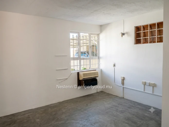 Villa traditionnelle avec 1 chambre, piscine privée, garage et grand jardin. Nécessite des travaux de rénovation. Pro...